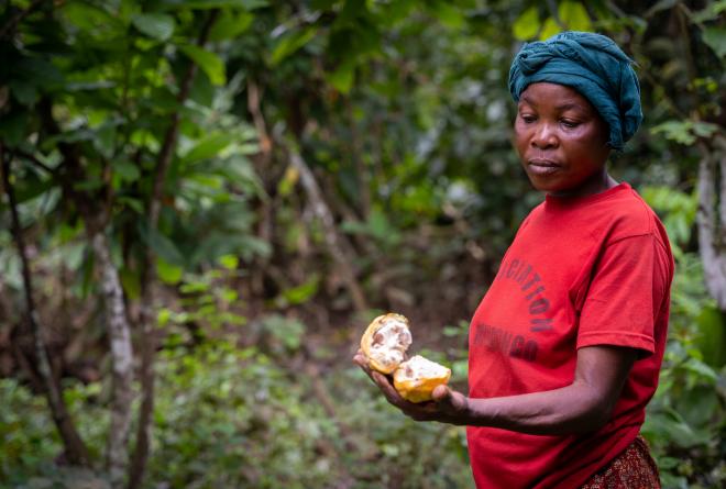 Odzala-Kokoua Community Involvement | Woman holding an open cacao pod