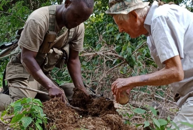 Professor Raymond Murphy and Nkhotakota ranger Patrick Chisale on a insects’ survey trail. 